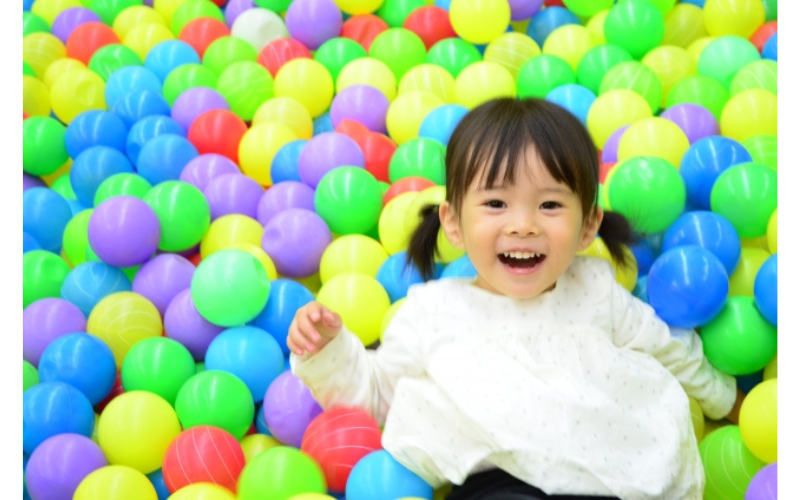 ボールプールで遊ぶ2歳児の療育の様子