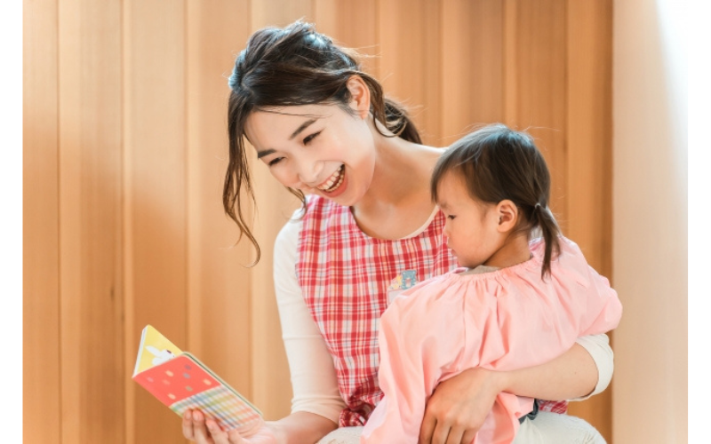 加配が必要か迷ったときに保育士が子どもに寄り添う様子を示すイメージ写真