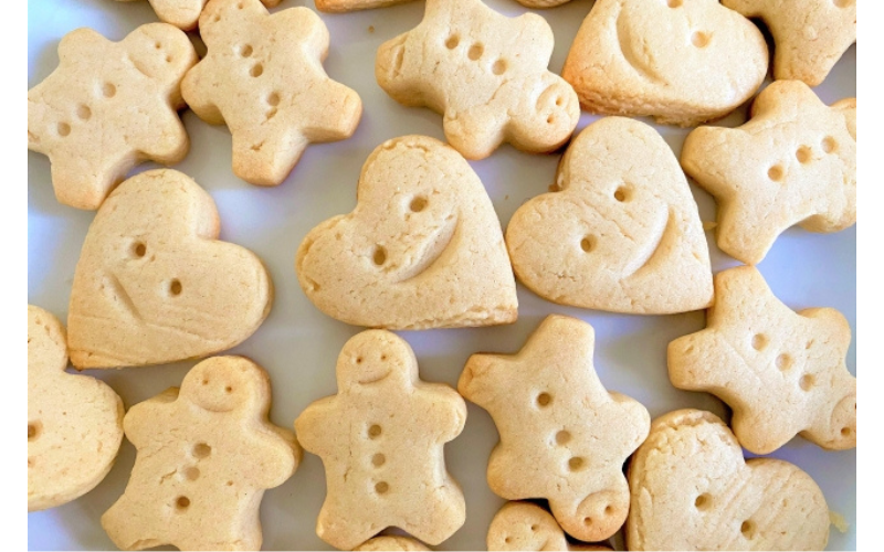 2歳の子どもと作った型抜きクッキーが皿に並んでいる写真