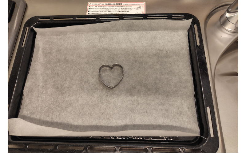 クッキングシートを敷いた天板と、これから作るクッキーの型が並んでいる様子