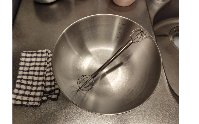 大きいボウルと泡だて器が用意された様子