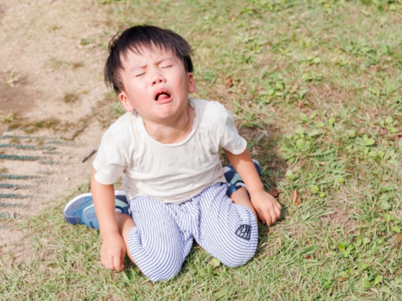 自分の思いが通らず座り込んでイヤイヤする子
