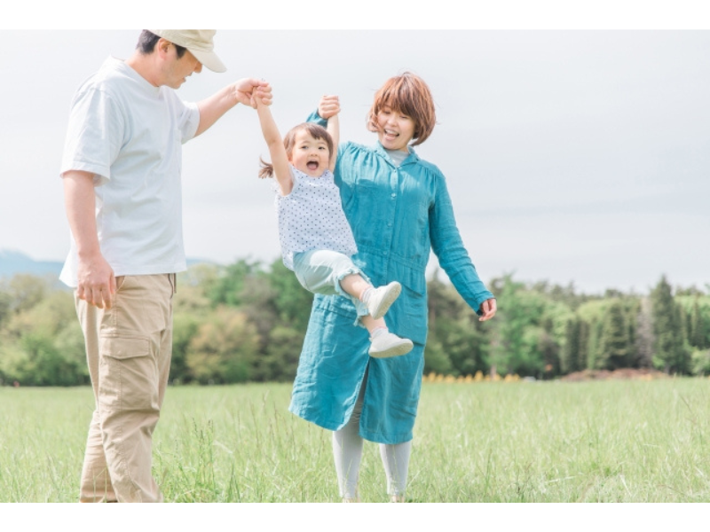 イヤイヤ期の対応後、親子が安心して笑い合っている様子