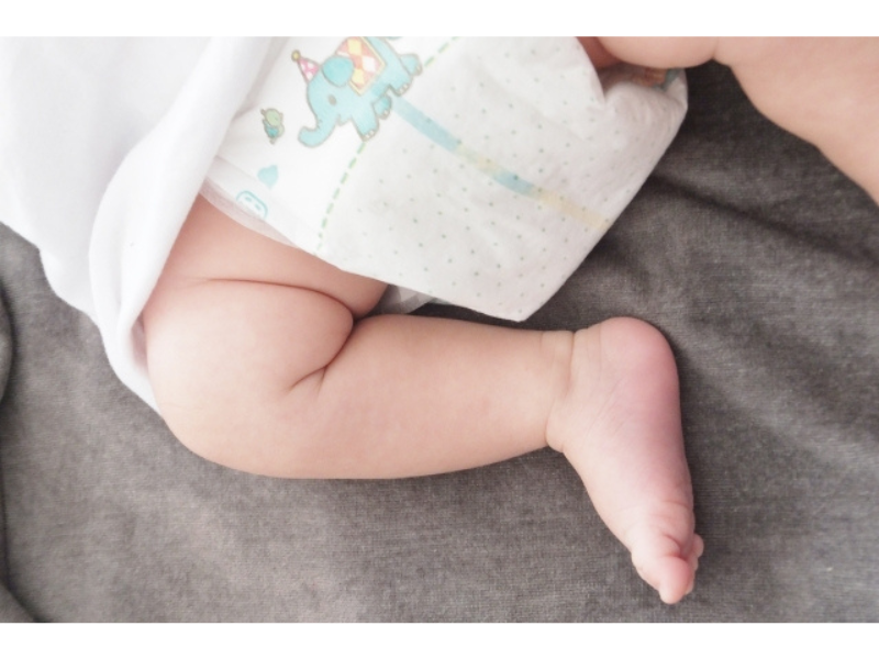 オムツをはいて過ごす子どもの様子