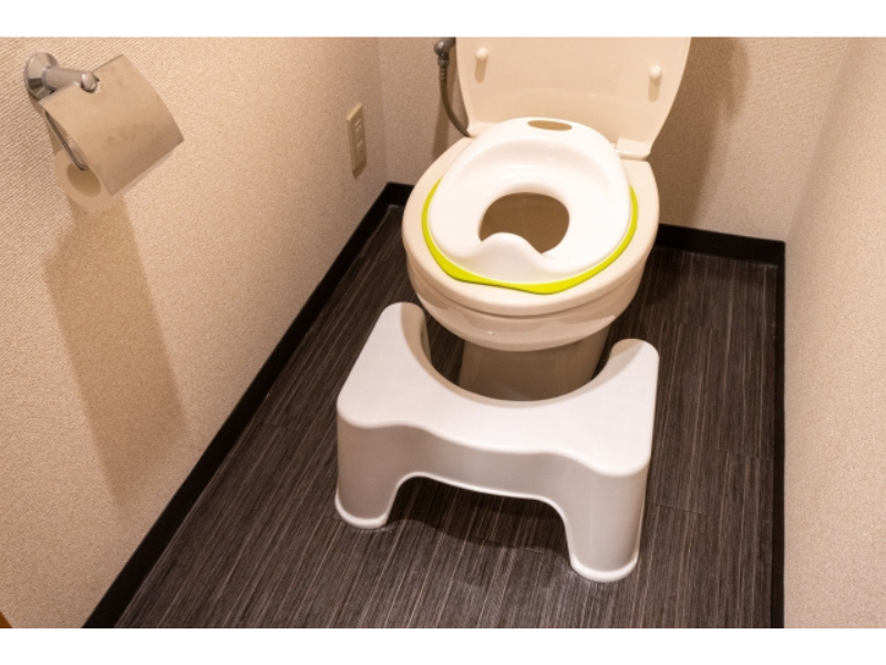 子どもの補助便座と踏み台を設置した使いやすいトイレ環境