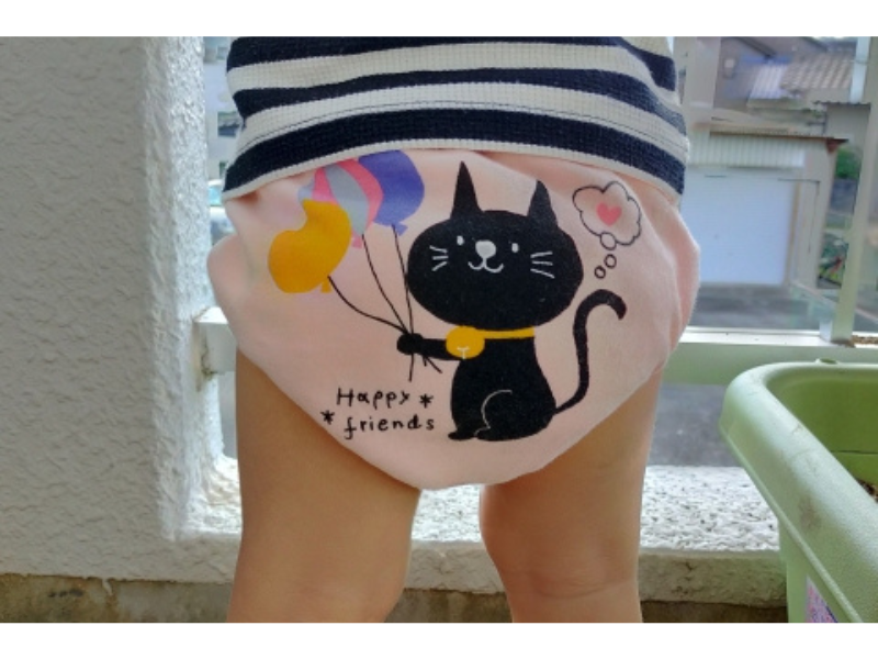 トイレトレーニングを始めた子どもがパンツをはいている様子