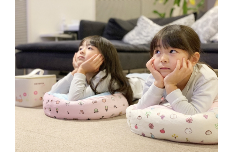 退屈そうに過ごす子どもの様子