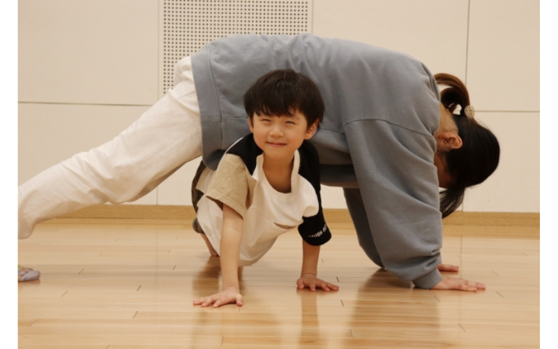 雨の日に運動遊びをする親子