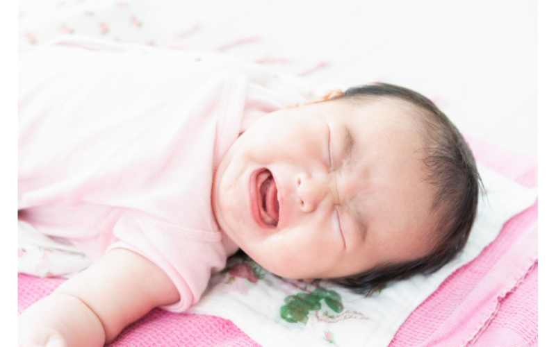 夜泣きをしていて眠れない子ども