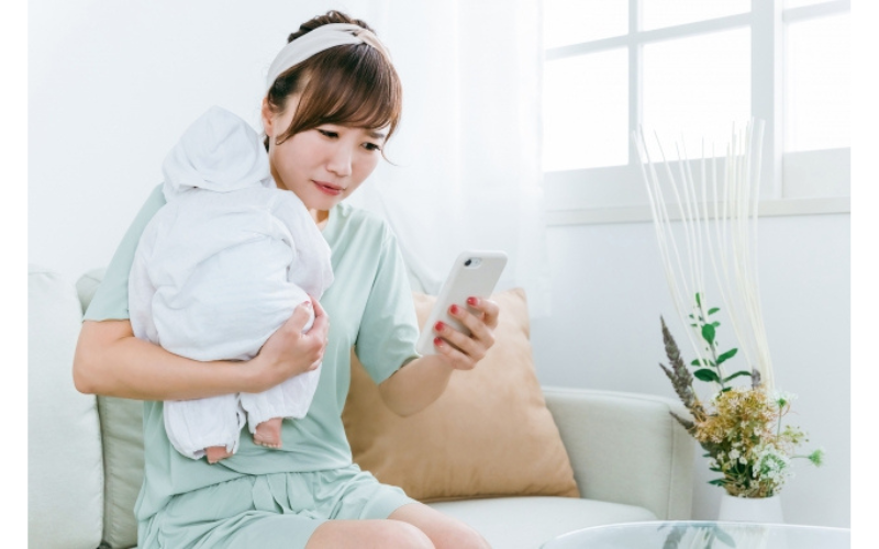 夜中に泣いた子への対処をスマホで探す親