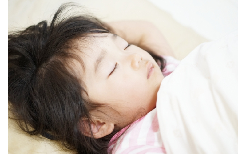 夜泣きがおさまりぐっすり寝る子ども