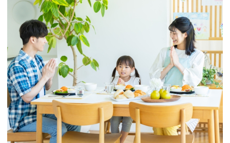偏食の子が家族と楽しい食事をしている様子
