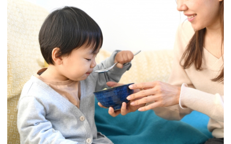 苦手な食べ物に挑戦している偏食の2歳の子どもの様子